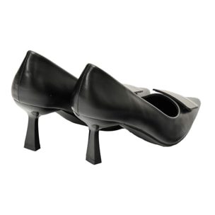 Decolletè in simil pelle con applicazione