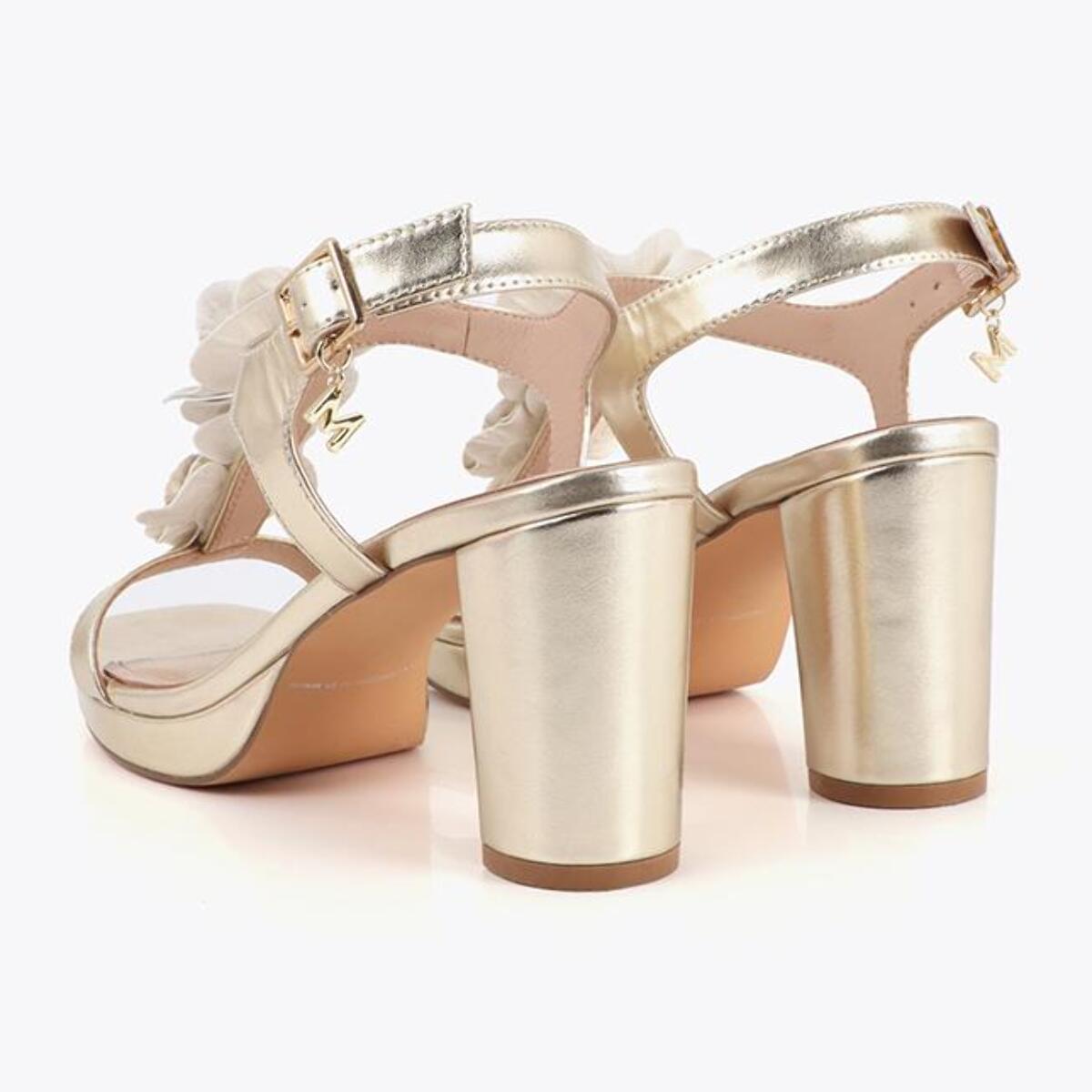 Sandalo con tacco e decorazioni floreali