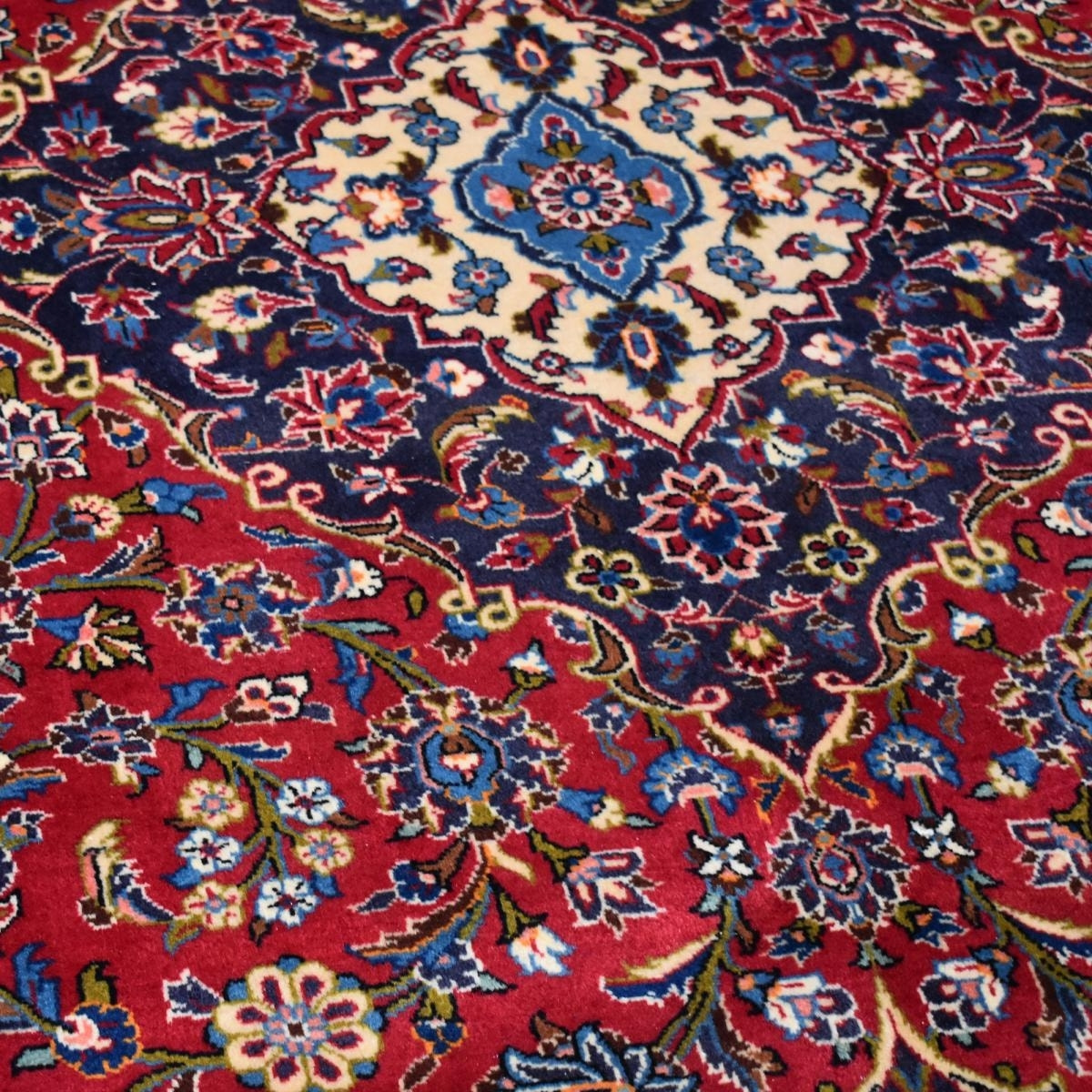 Athentique tapis persan Kashan de grandes dimensions, pièce unique, noué à la main en laine