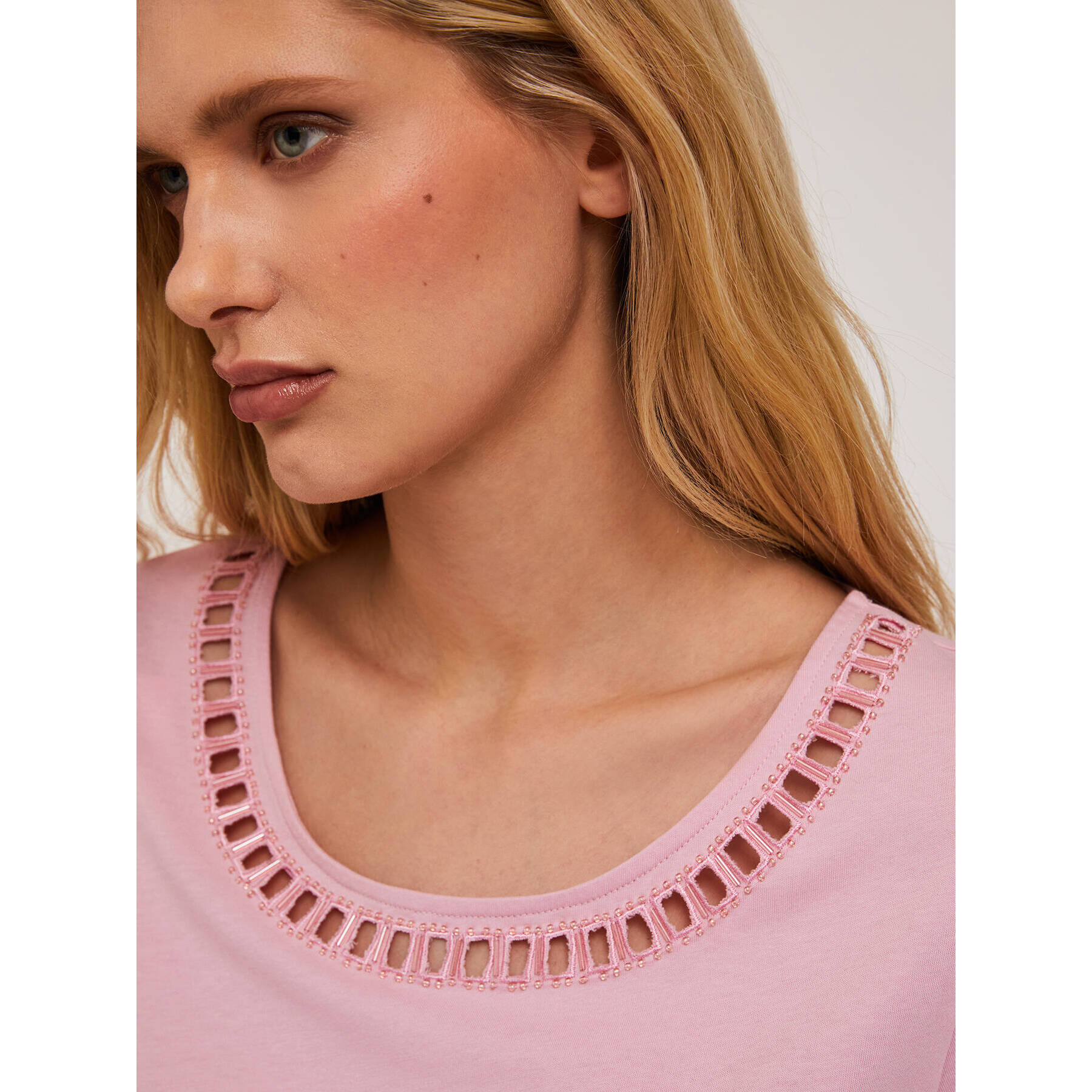 Motivi - T-shirt con scollatura ricamata - Rosa