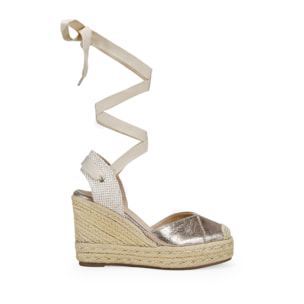 Alpargatas de cuña doradas con esparto y lazada