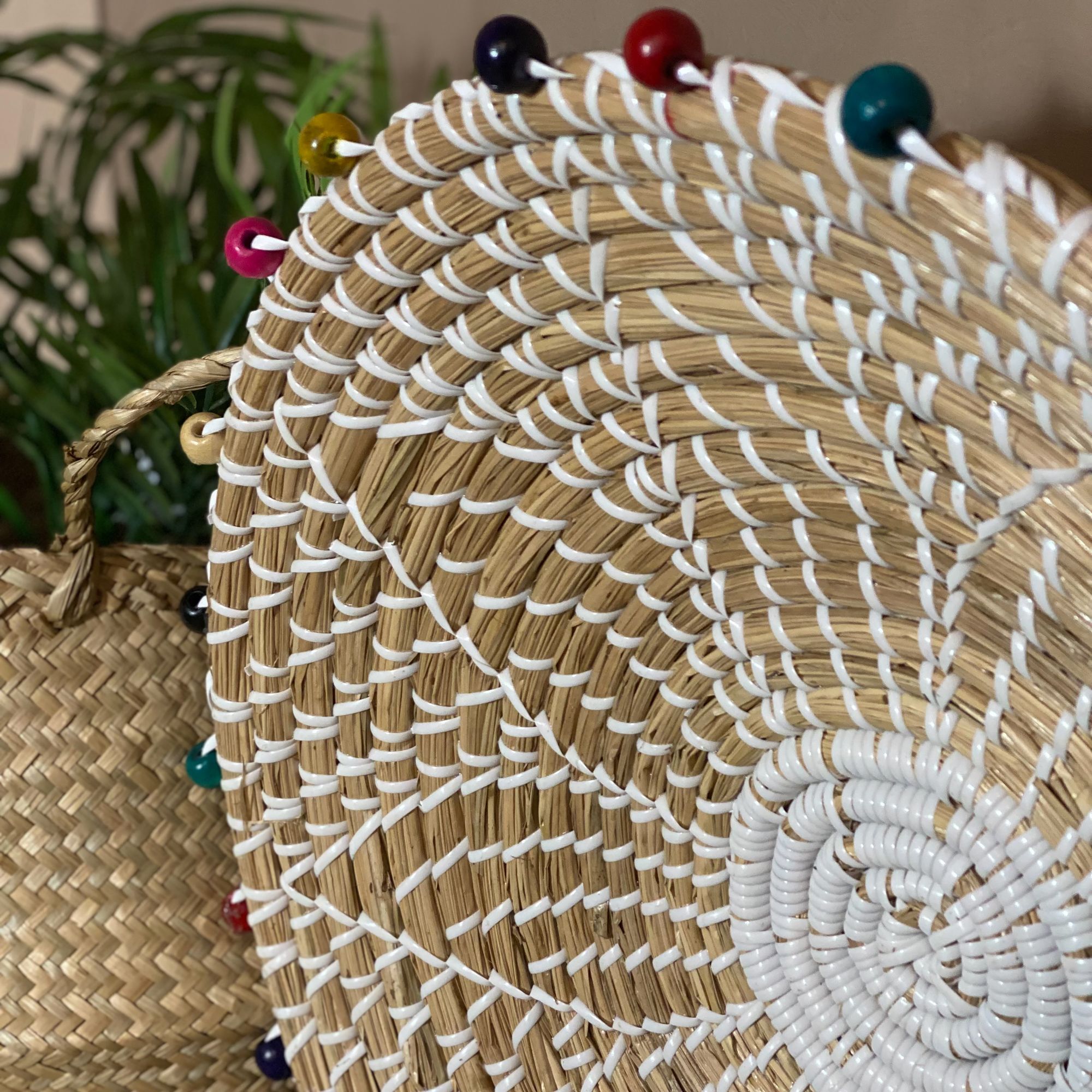 Panier rond en jonc de mer et perles de bois 40cm MILOS