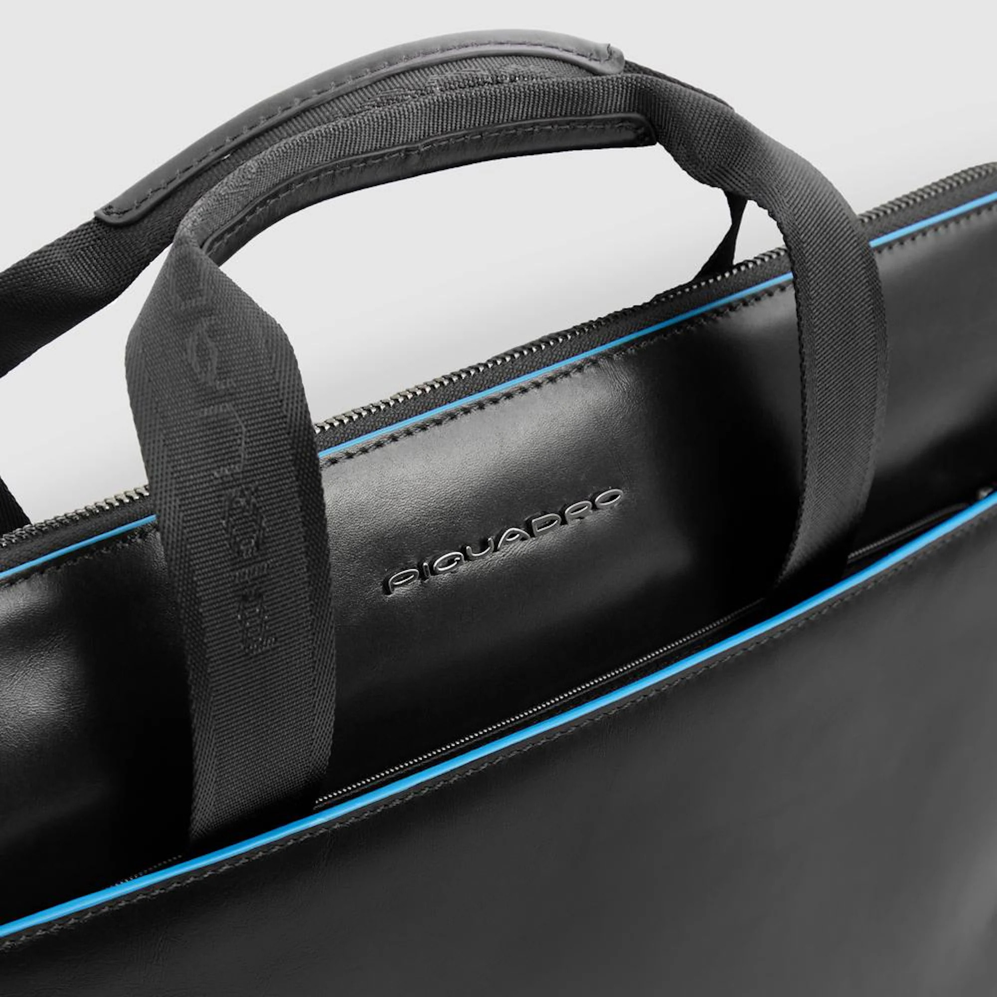 Piquadro Custodia in pelle porta pc con manici a scomparsa, tasca per AirPods®, schermata con protezione RFID