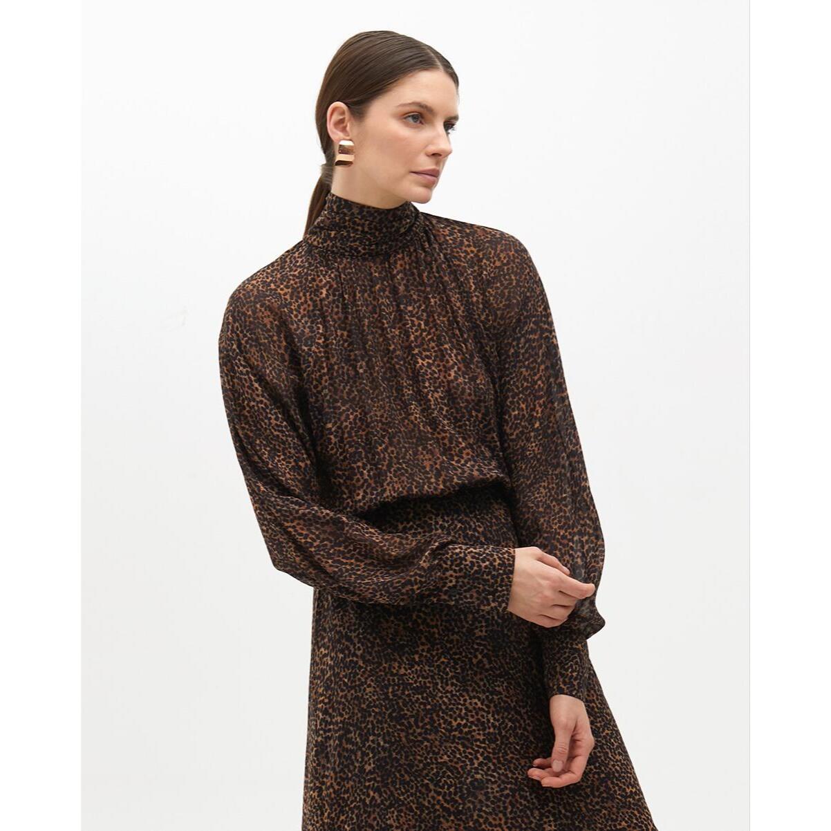 Vestito a collo alto animalier