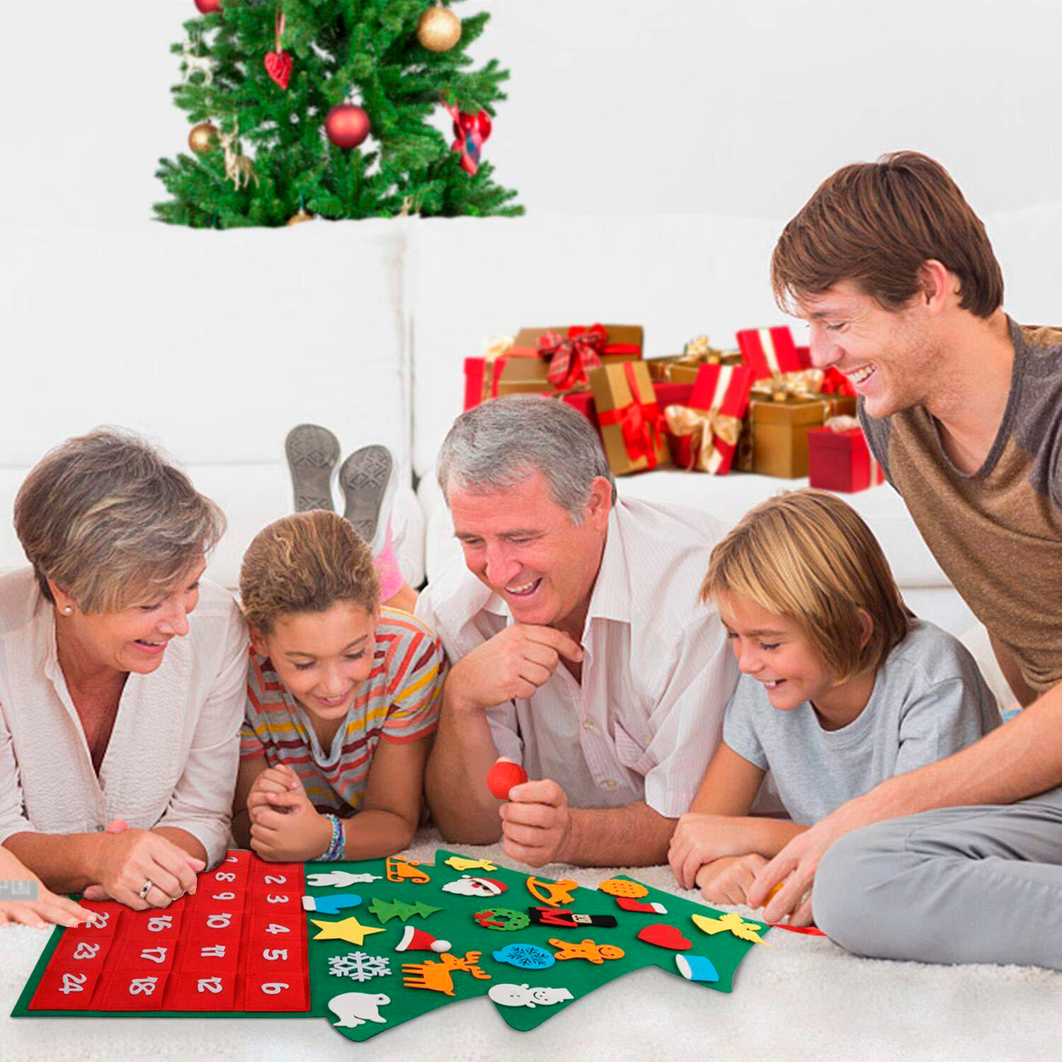 Calendario dell'avvento con design di albero di Natale in peluche con decorazioni appese. 92 cm.