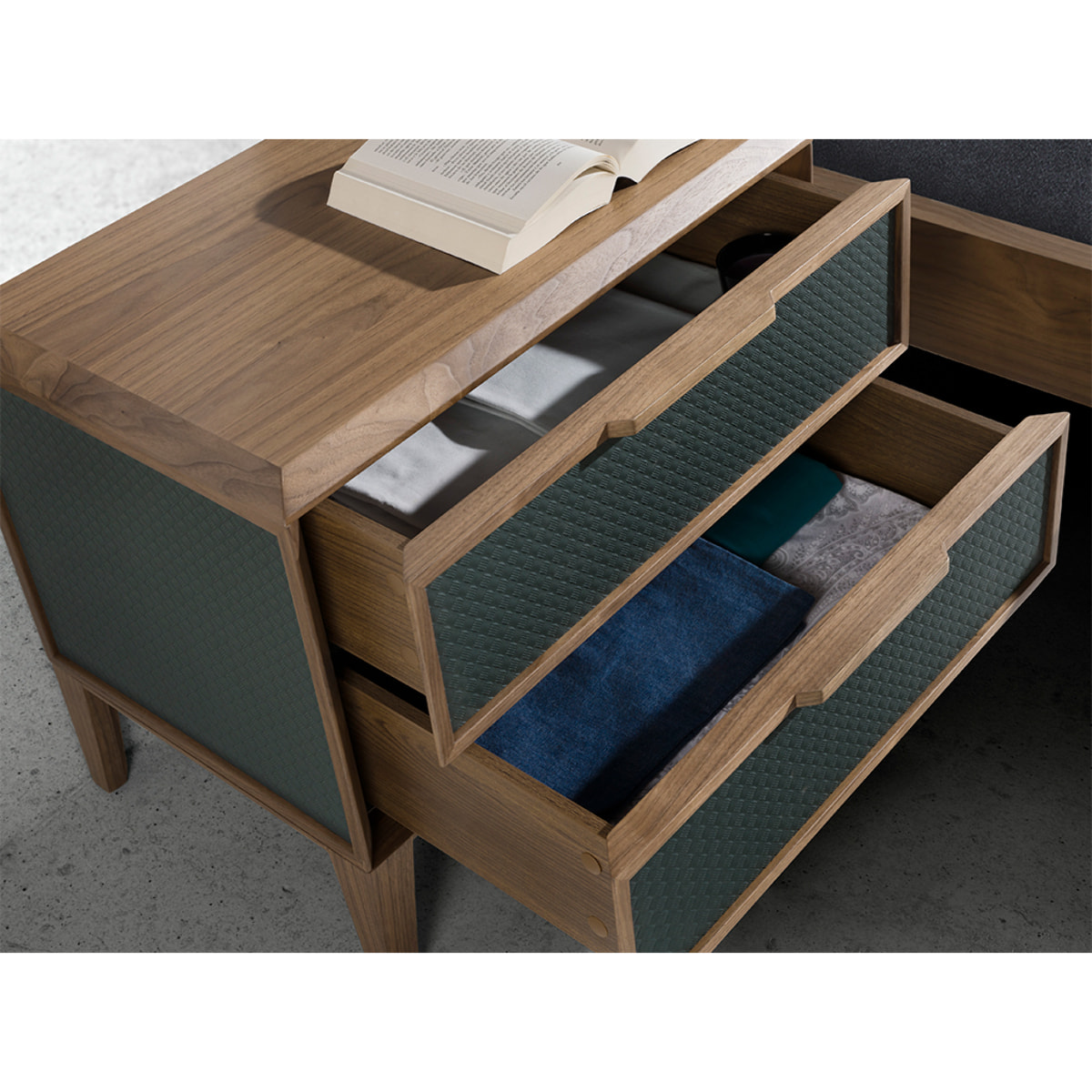 Mesita de noche Angel Cerdá con estructura de PVC en verde oscuro y patas de madera chapada en nogal natural 60x40x51cm