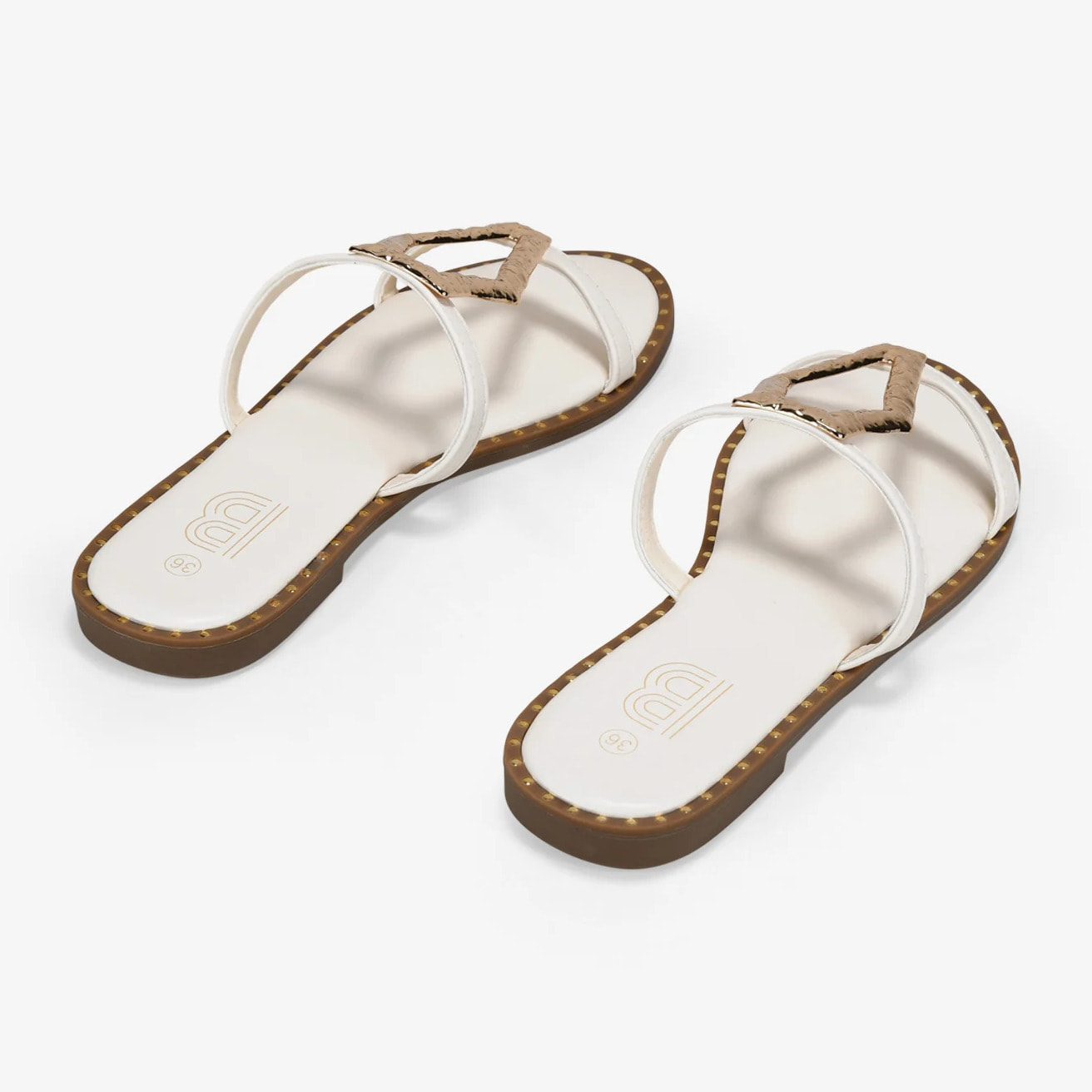 Sandalias planas beige con aplique metálico