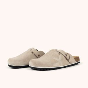 MUNICH NATAL 02 Zueco unisex de ante beige con hebilla metálica