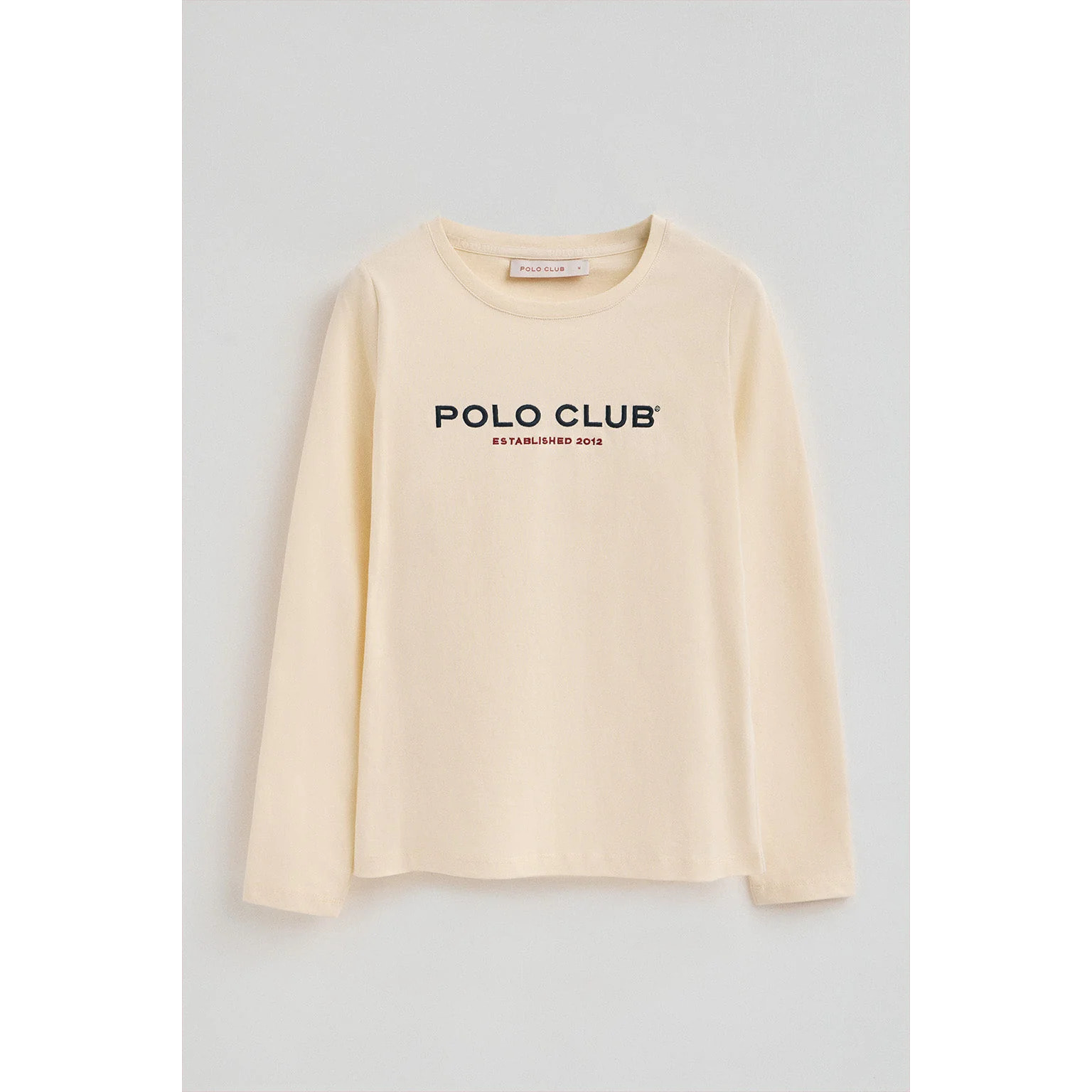 Camiseta color crudo manga larga y logo bordado Established 2012 Polo Club