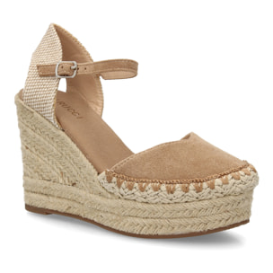 Alpargata de cuña alta de esparto con cierre de hebilla