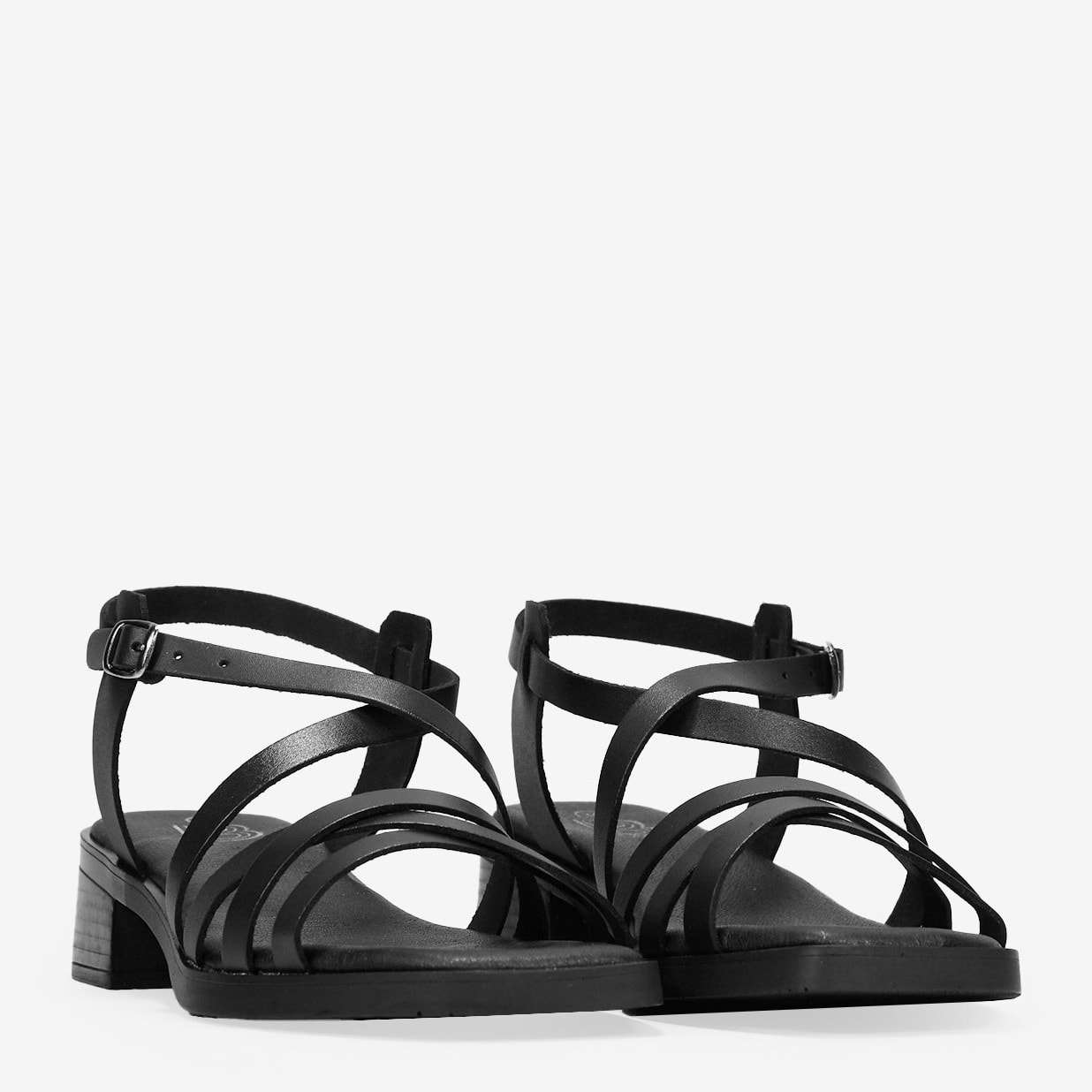 Sandalias de piel negras con tacón bajo