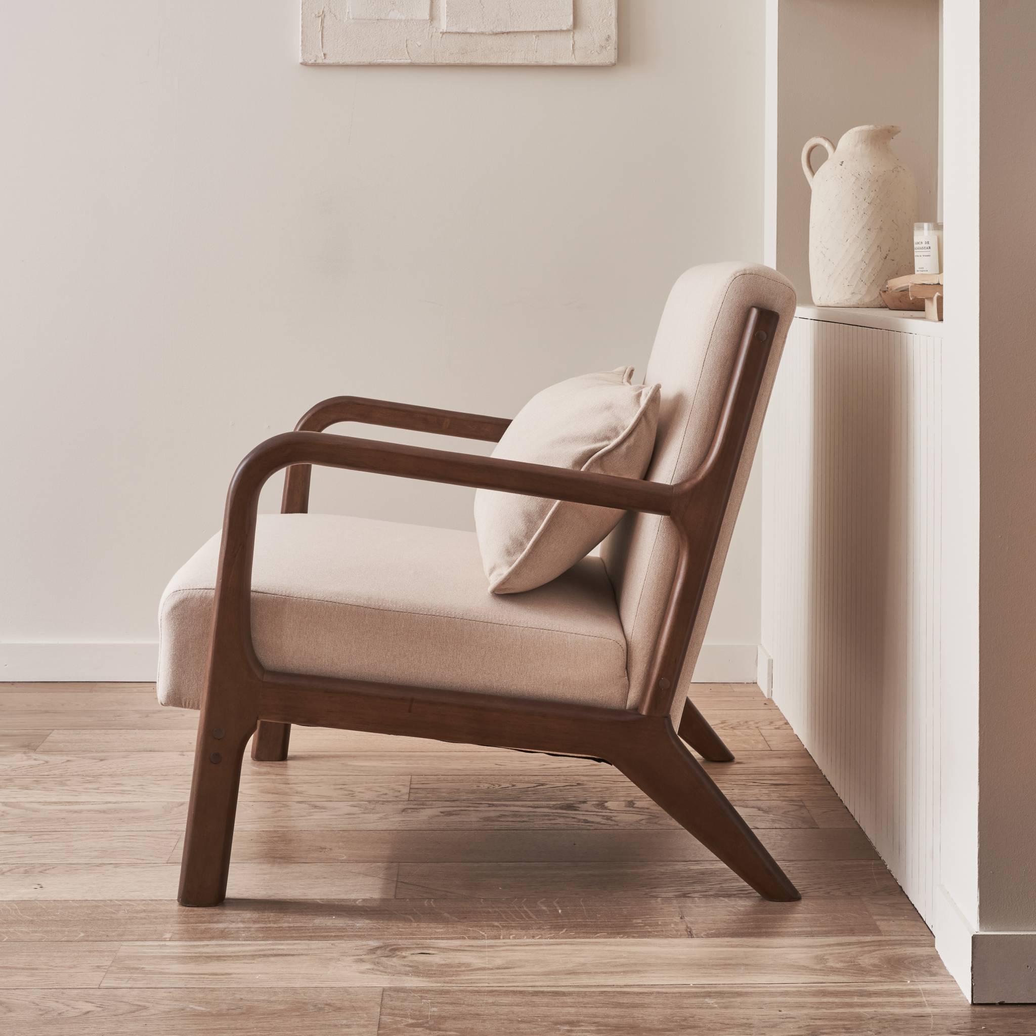 Fauteuil tissu beige . pieds bois d'hévéa teinté noyer. 1 place droit fixe. pieds compas scandinave. structure en bois solide
