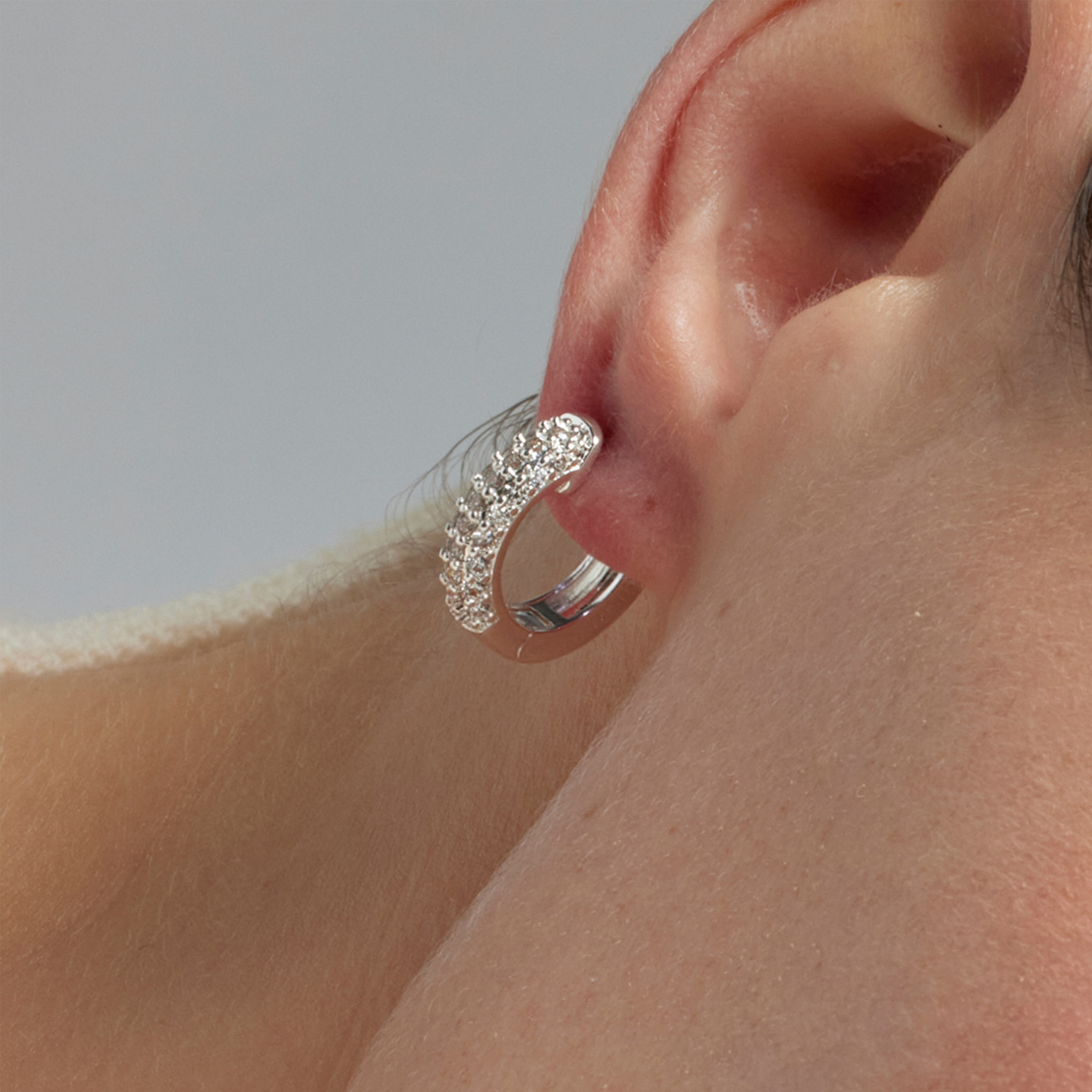 Pendientes de 18mm de diámetro con Circonita Brillante acabados en rodio
