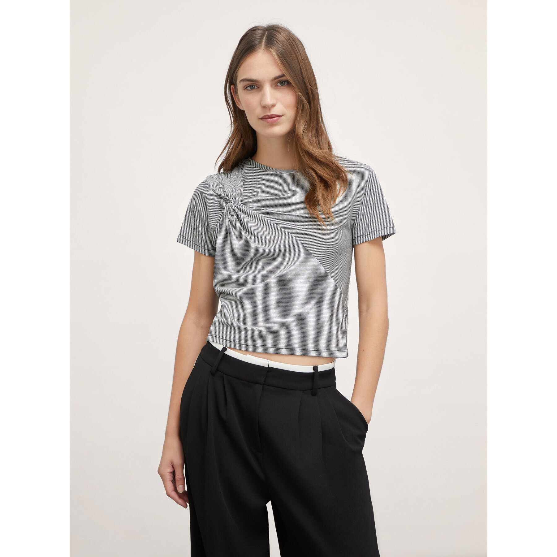 Motivi - Camiseta de micro rayas con nudo - Negro