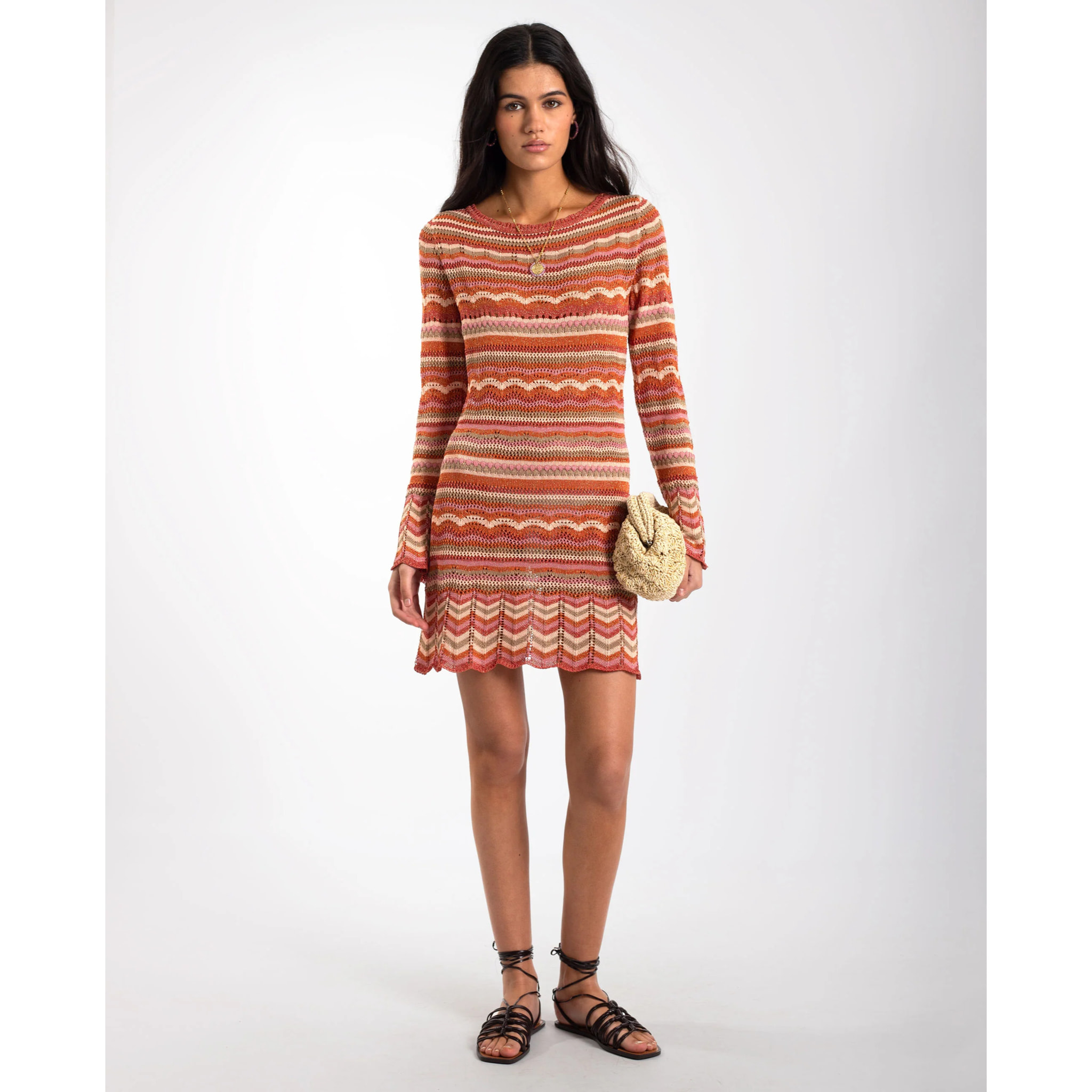 Vestido corto ajustado con mangas acampanadas