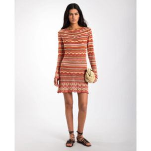 Vestido corto ajustado con mangas acampanadas
