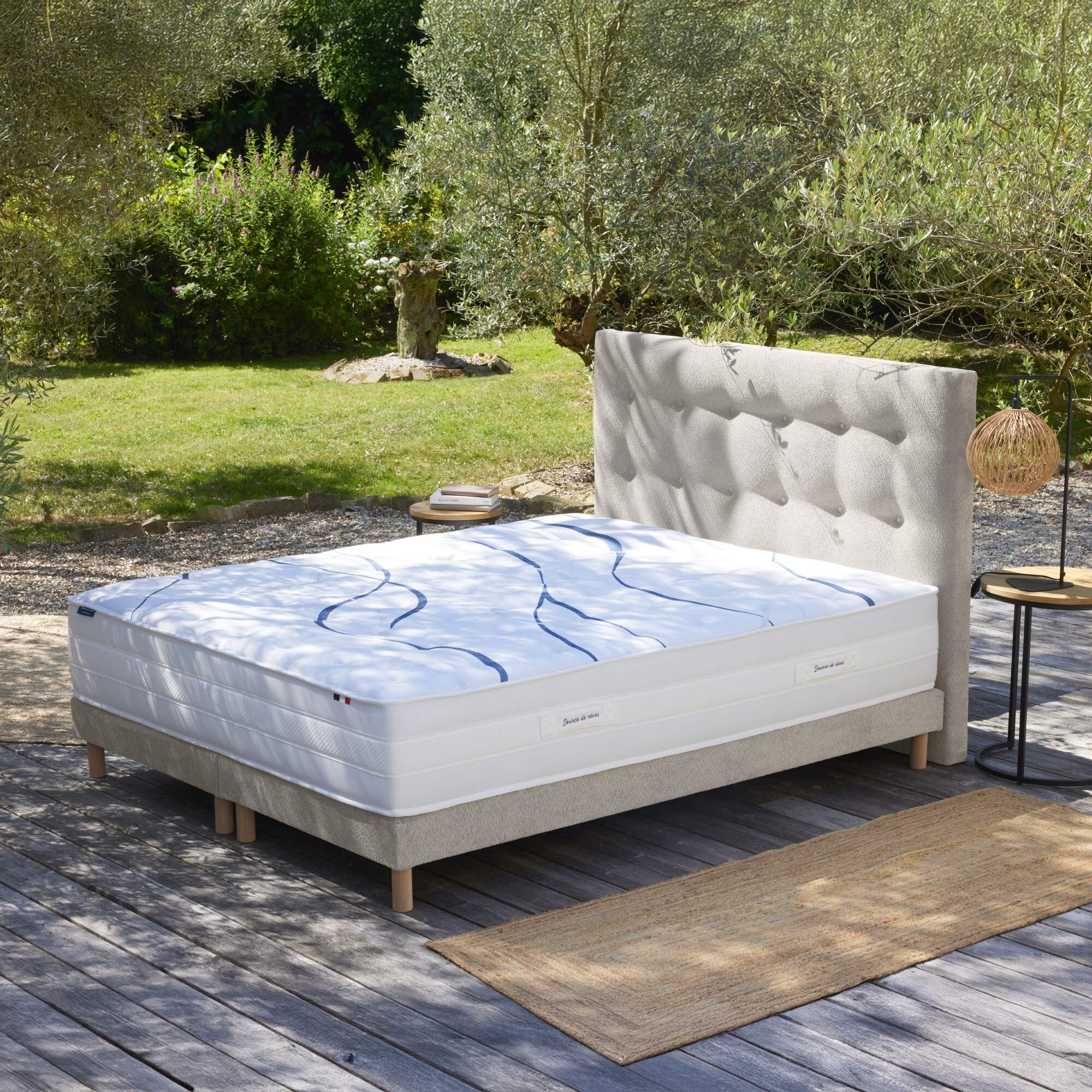 Sommier tapissier Eden crème, bois massif, chenille bouclettes