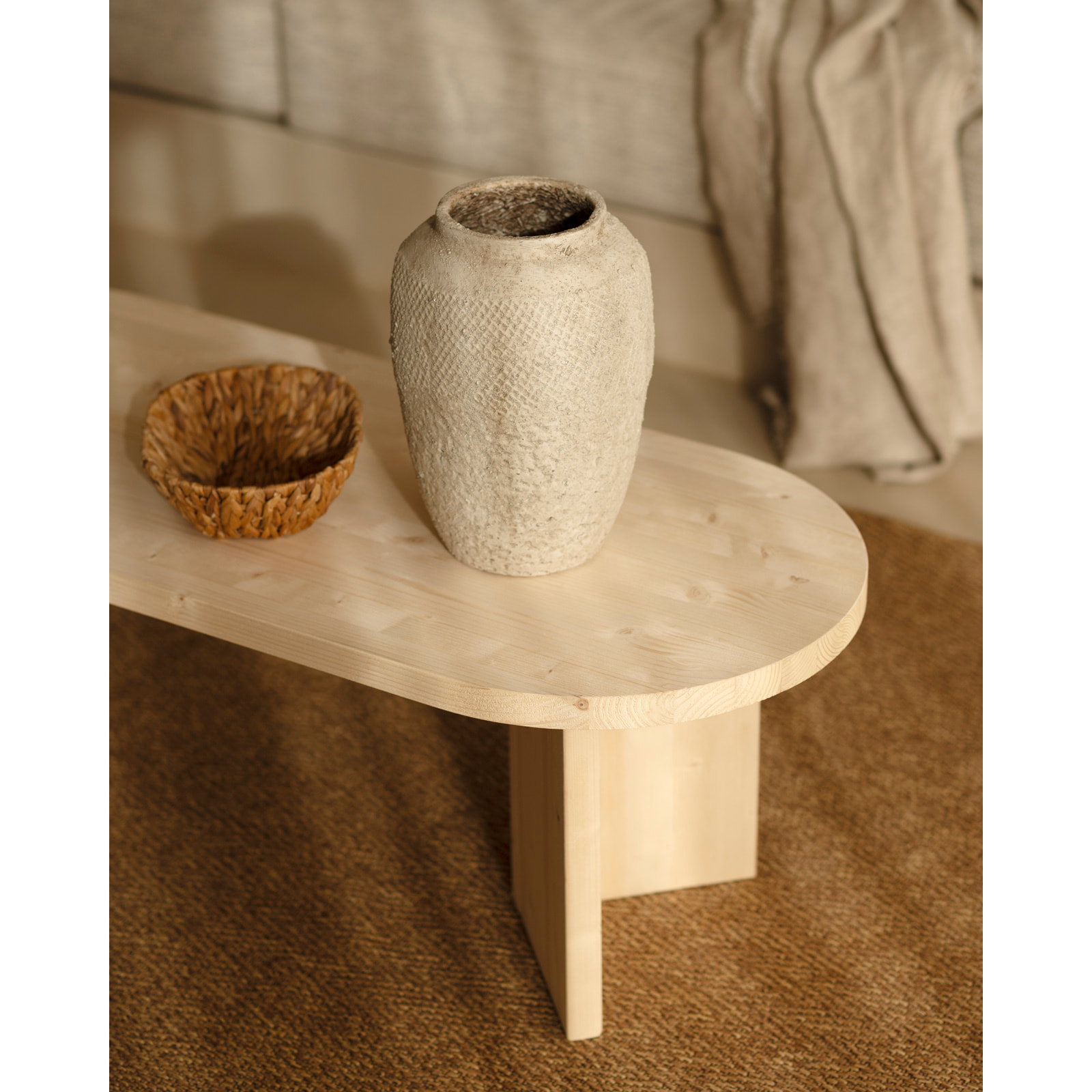 Mesa de centro de madera maciza en tono natural de 120cm Alto: 40 Largo: 120 Ancho: 50