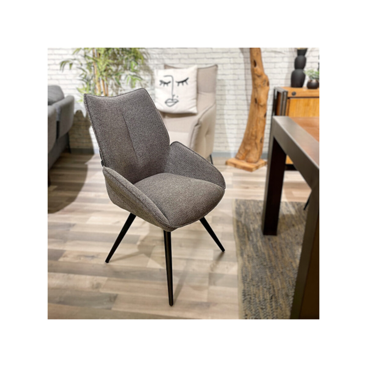 Chaise rotative 180° en tissu avec pieds évasés en métal noir - COLINE