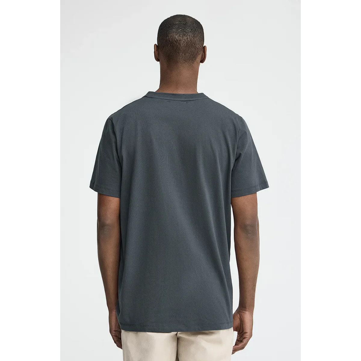 Camiseta gris piedra con bolsillo y logo Rigby Go