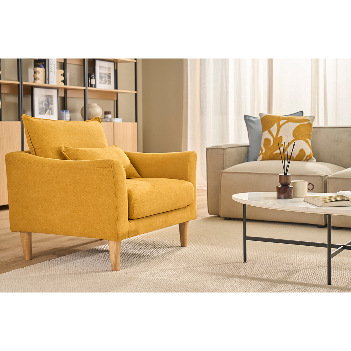 Fauteuil scandinave en tissu effet velours jaune moutarde et bois clair KATE