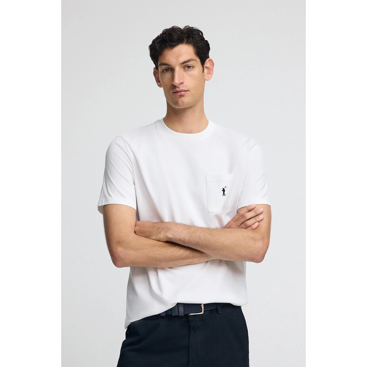 Camiseta blanca con bolsillo y bordado Rigby Go.