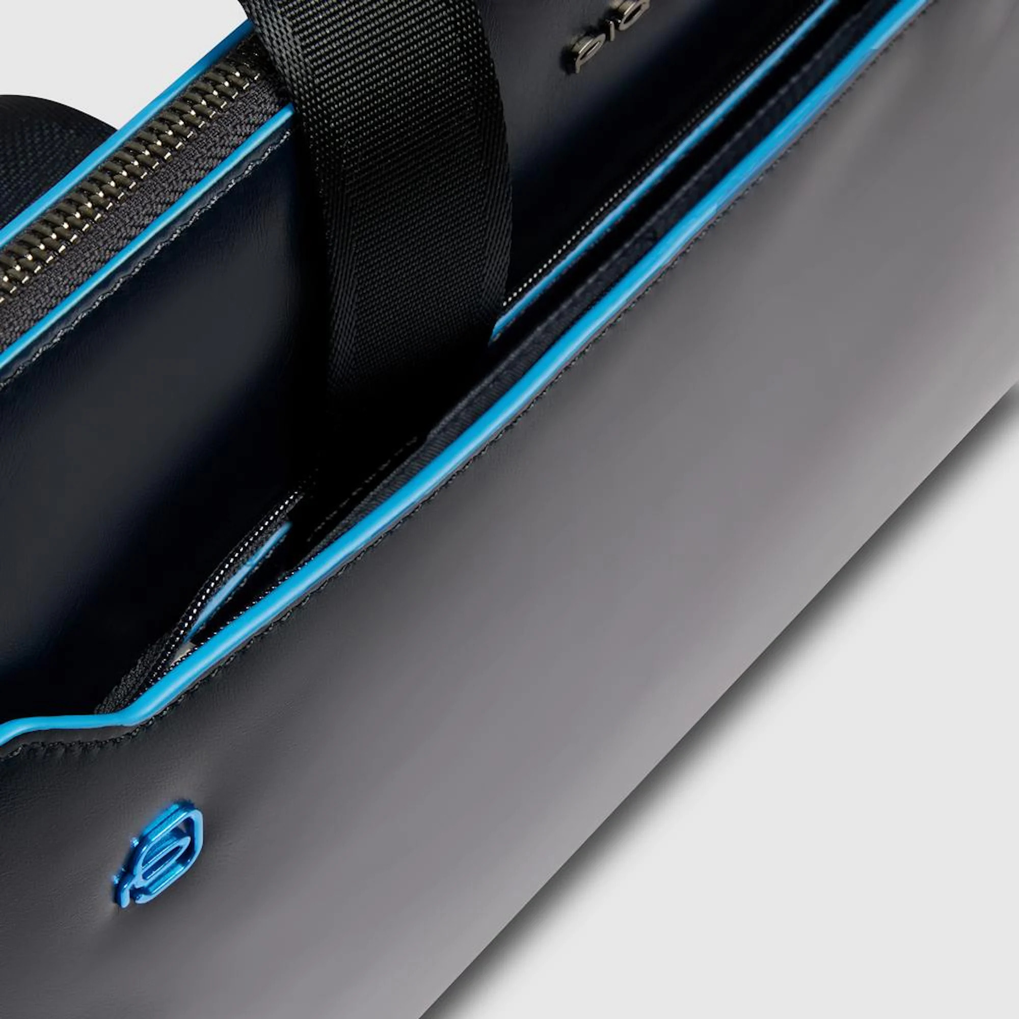 Piquadro Custodia in pelle porta pc con manici a scomparsa, tasca per AirPods®, schermata con protezione RFID