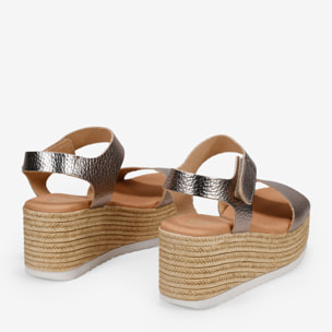 Sandalias metalizadas con cuña de esparto