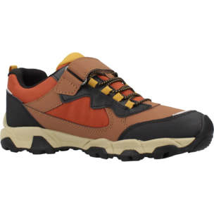 Zapatillas Niño de la marca GEOX  modelo J MAGNETAR MARRON