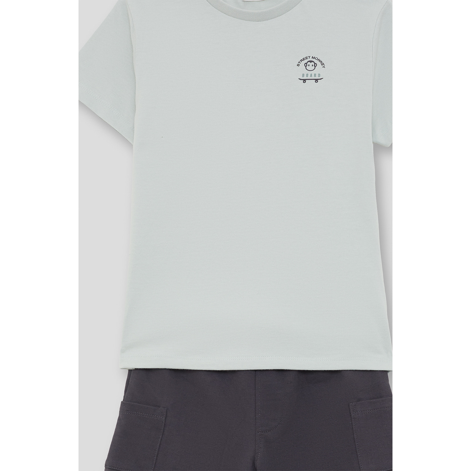 Conjunto Camiseta Lisa con Logo Pequeno y Shorts con Bolsillos Parche Estilo Casual | Color: Gris marengo | Street Monkey