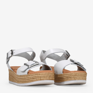 Sandalias de piel blancas con cula de esparto y hebillas