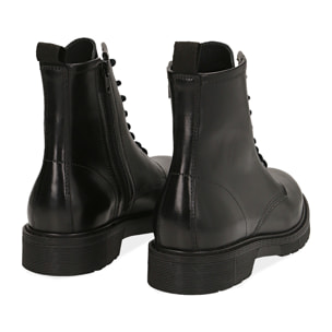 Botas militares de cuero negro.