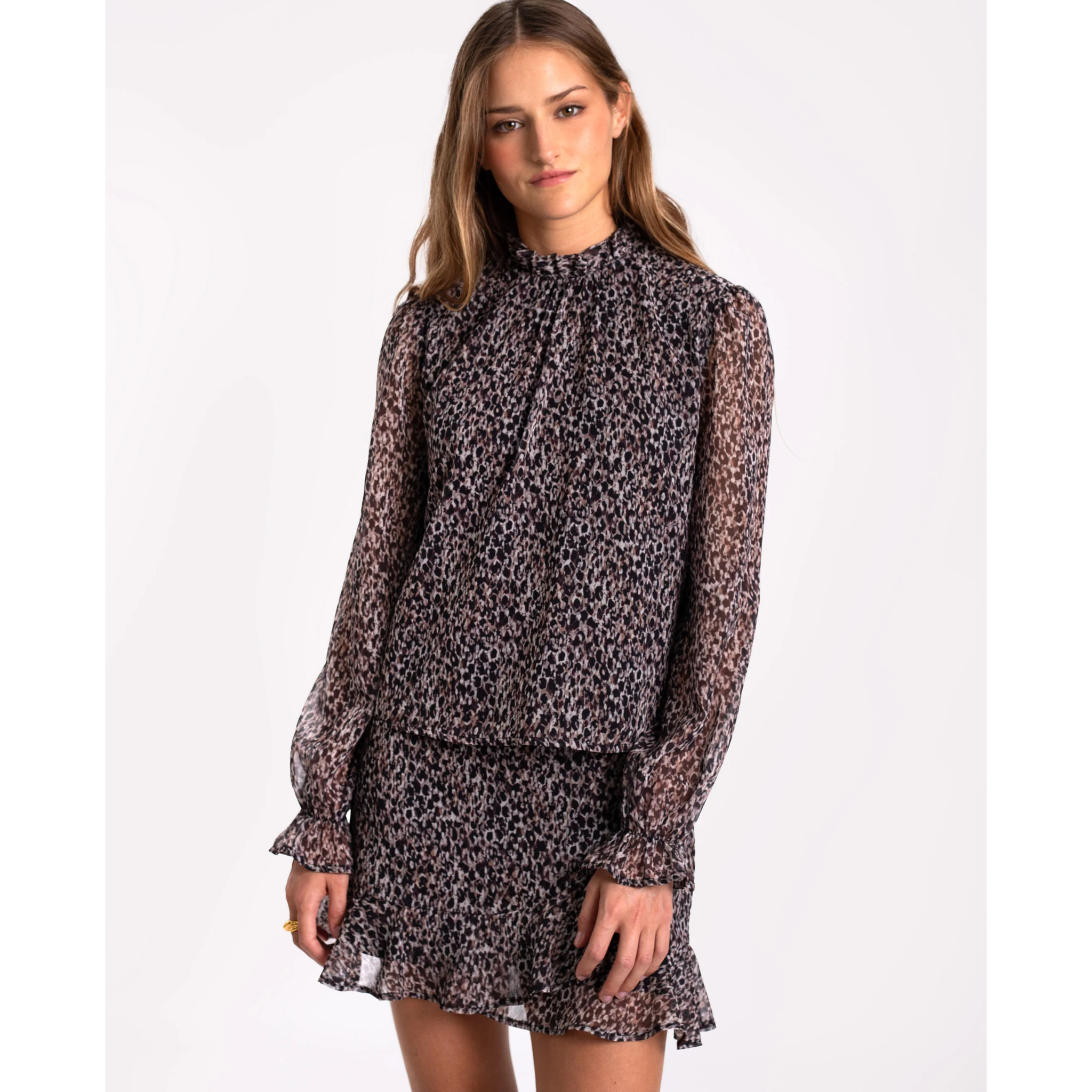 Blusa con cuello alto y detalle de volantes