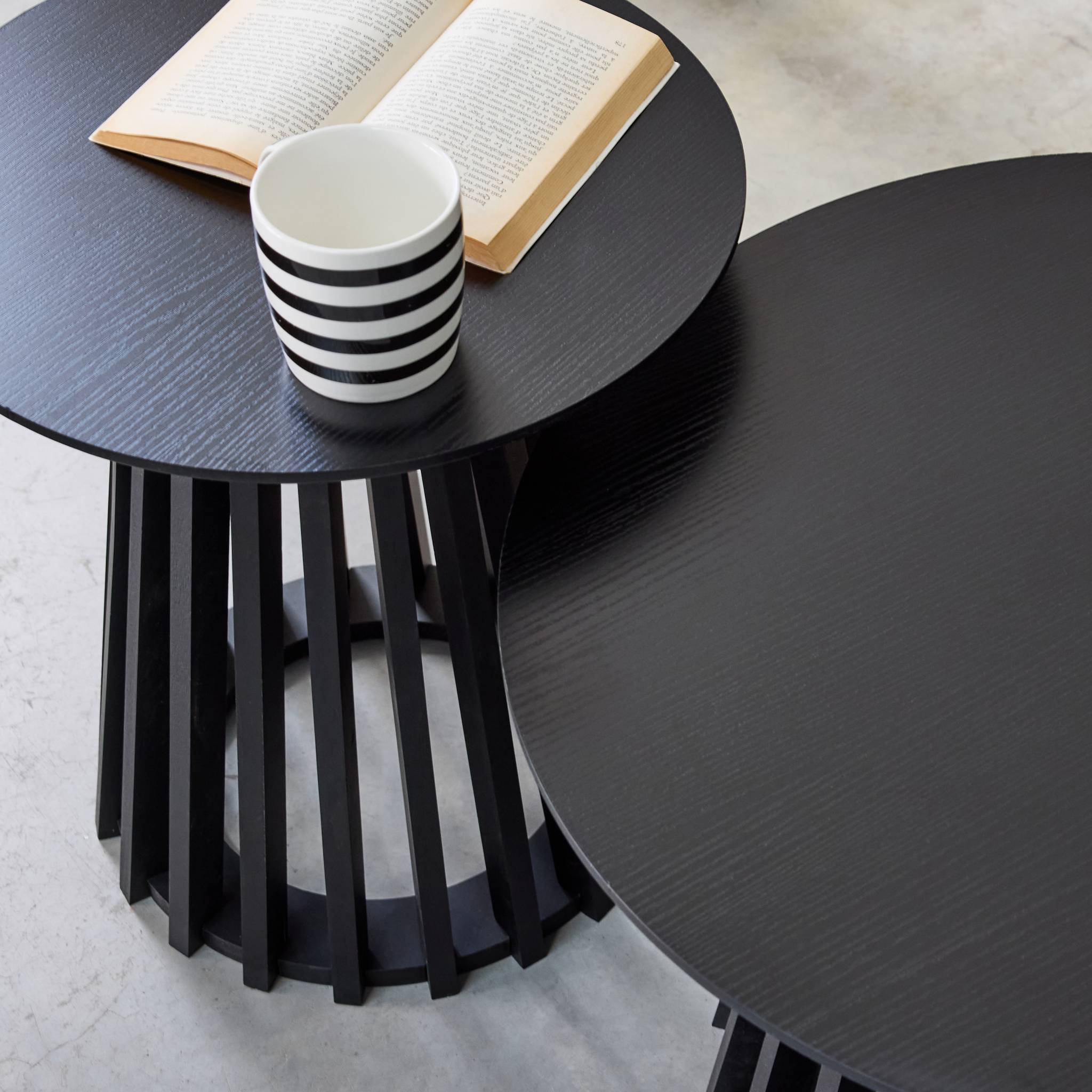 Set de 2 tables basses rondes plateau effet bois noir et pieds en bois de sapin. Ø40cm et Ø60cm
