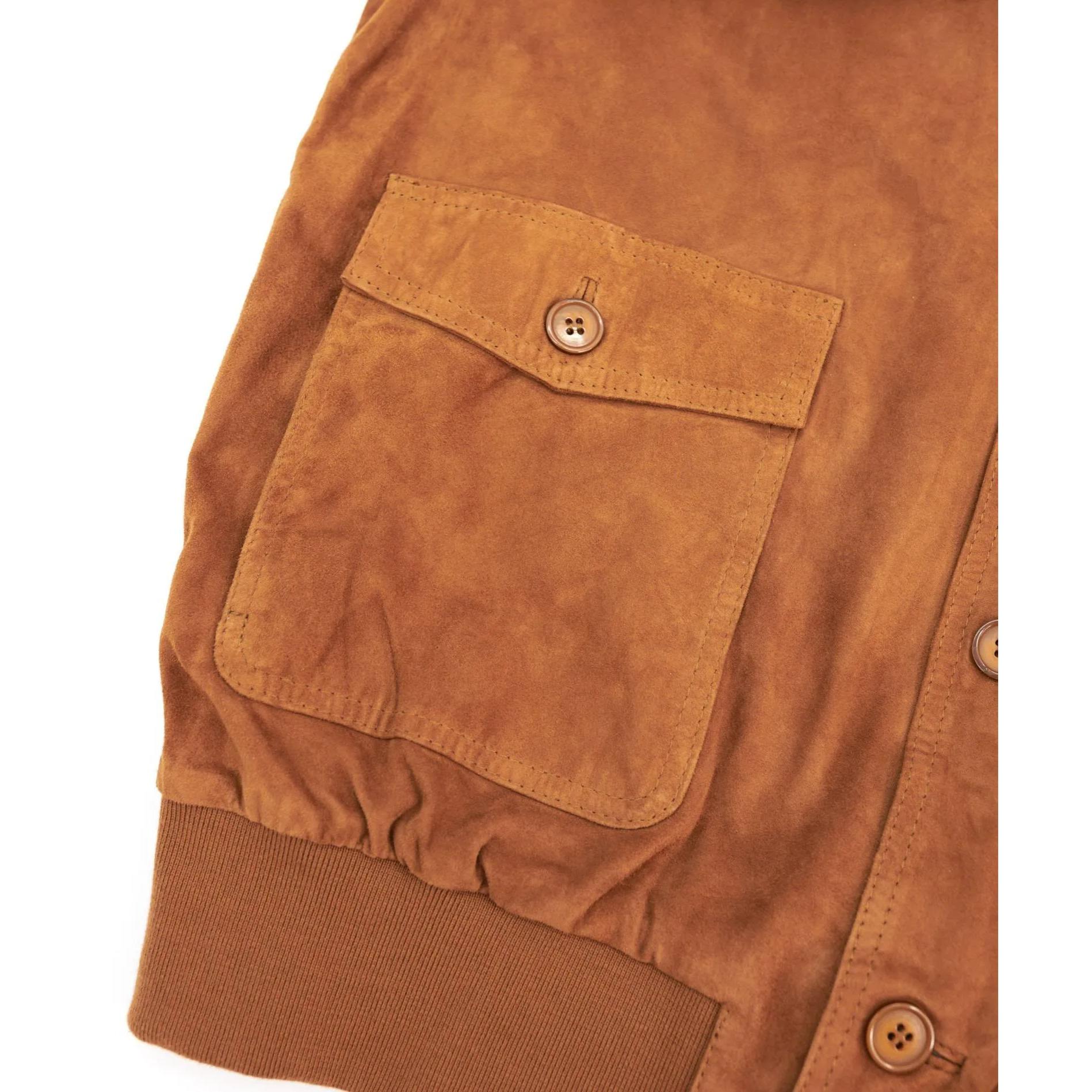 Giacca bomber in pelle camoscio cognac con bottoni e tasconi