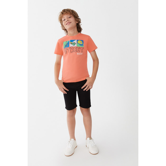 Camiseta Niño Color Coral “Street Walking” con Estampado Urbano 100 % Algodón Suave, Tejido Transpirable, Corte Recto, Ideal Verano | Color: Coral | Street Monkey