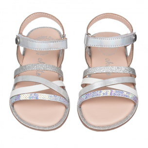 Sandalia en piel con tiras y cierre  velcro