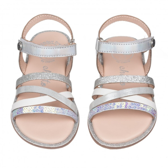 Sandalia en piel con tiras y cierre  velcro