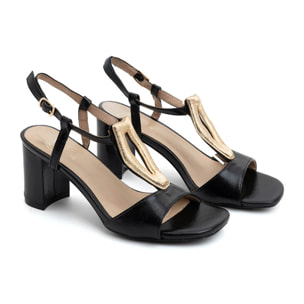 Sandalo in vernice con accessorio oro - NERO