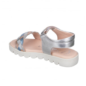 Sandalia toda en piel con suela hiper flexible.