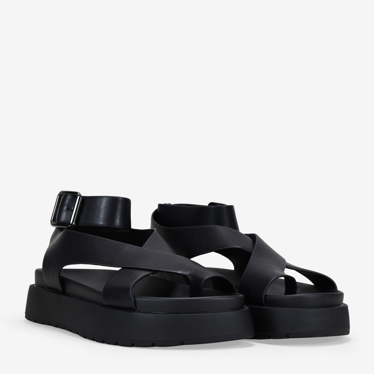 Sandalias de dedo negras con hebilla