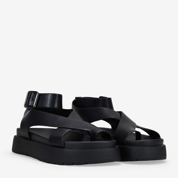 Sandalias de dedo negras con hebilla