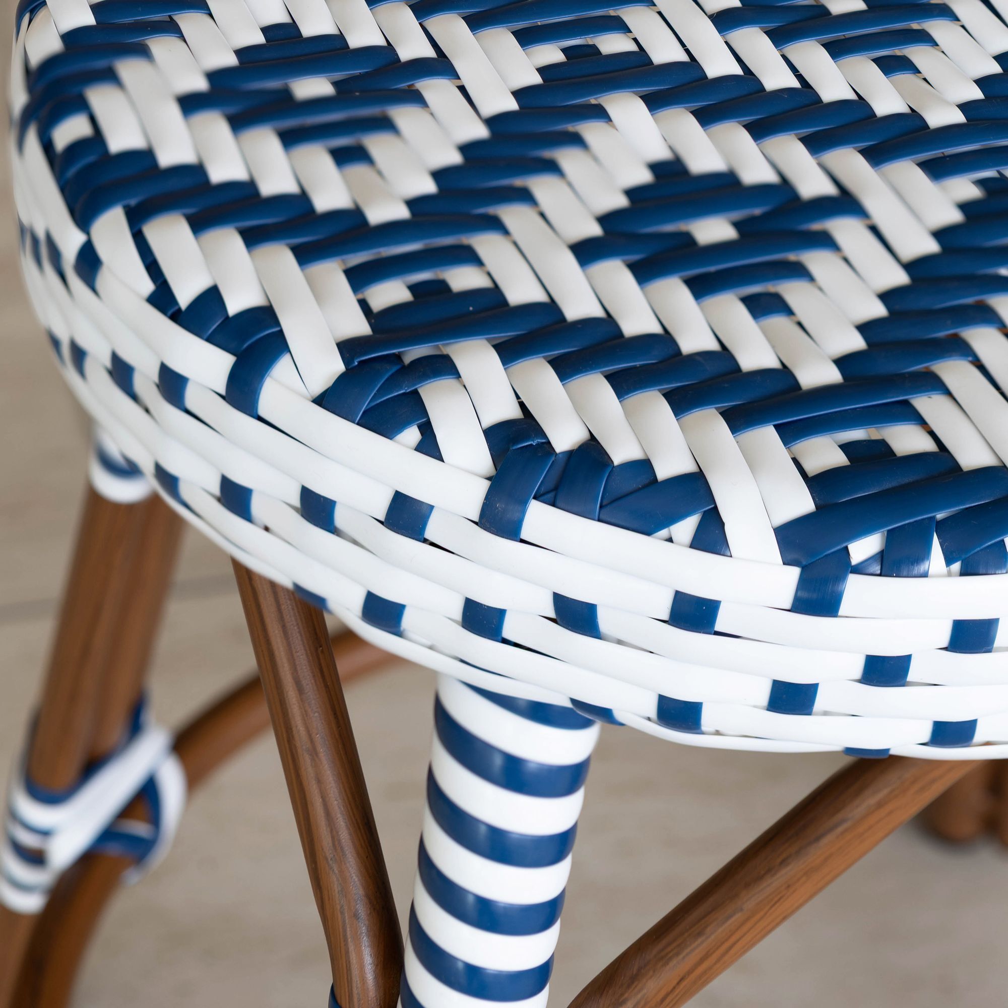 Tabouret bas avec effet rotin tressé bleu SCALA