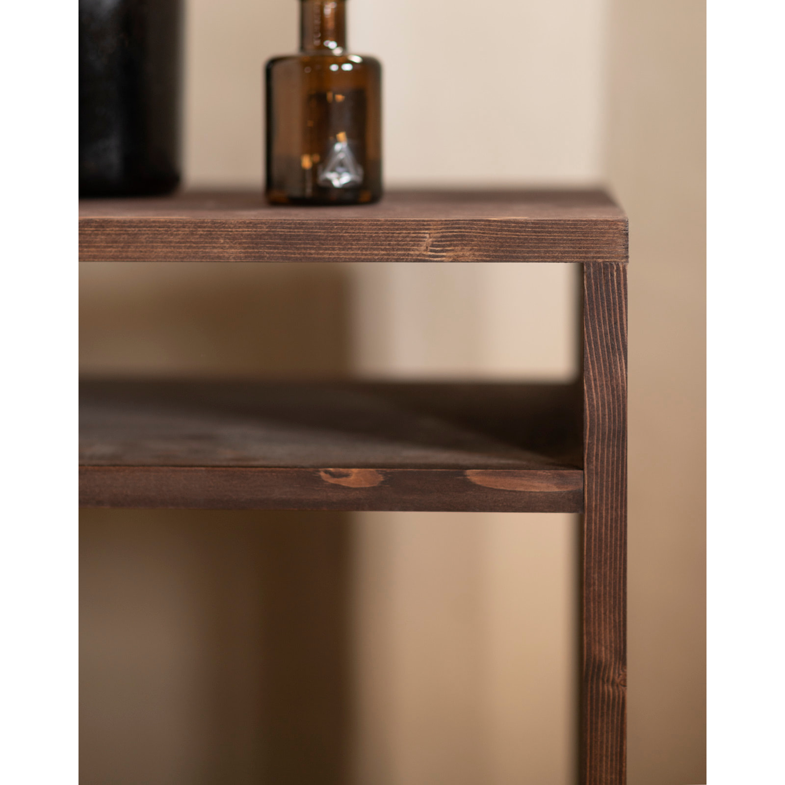 Mesita de noche de madera maciza en tono nogal de 51x32cm Alto: 50.5 Largo: 32 Ancho: 37.5