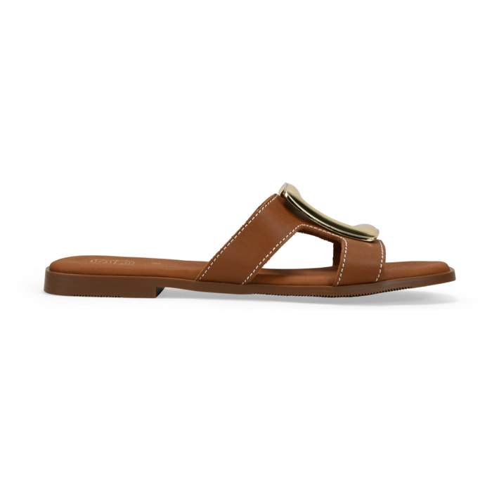 Sandalias planas marrones con aplique metálico