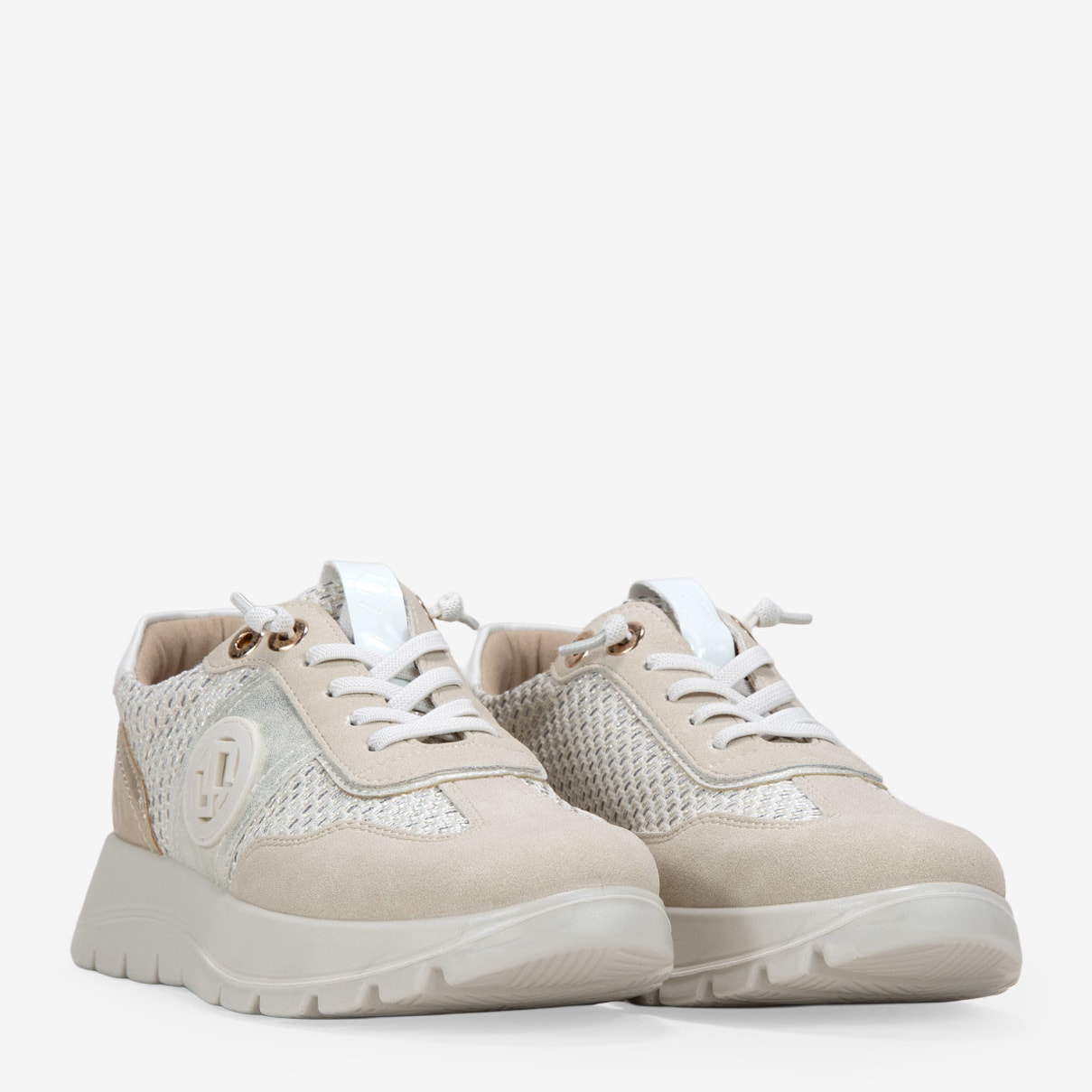 Zapatillas deportivas beige con cordones elásticos
