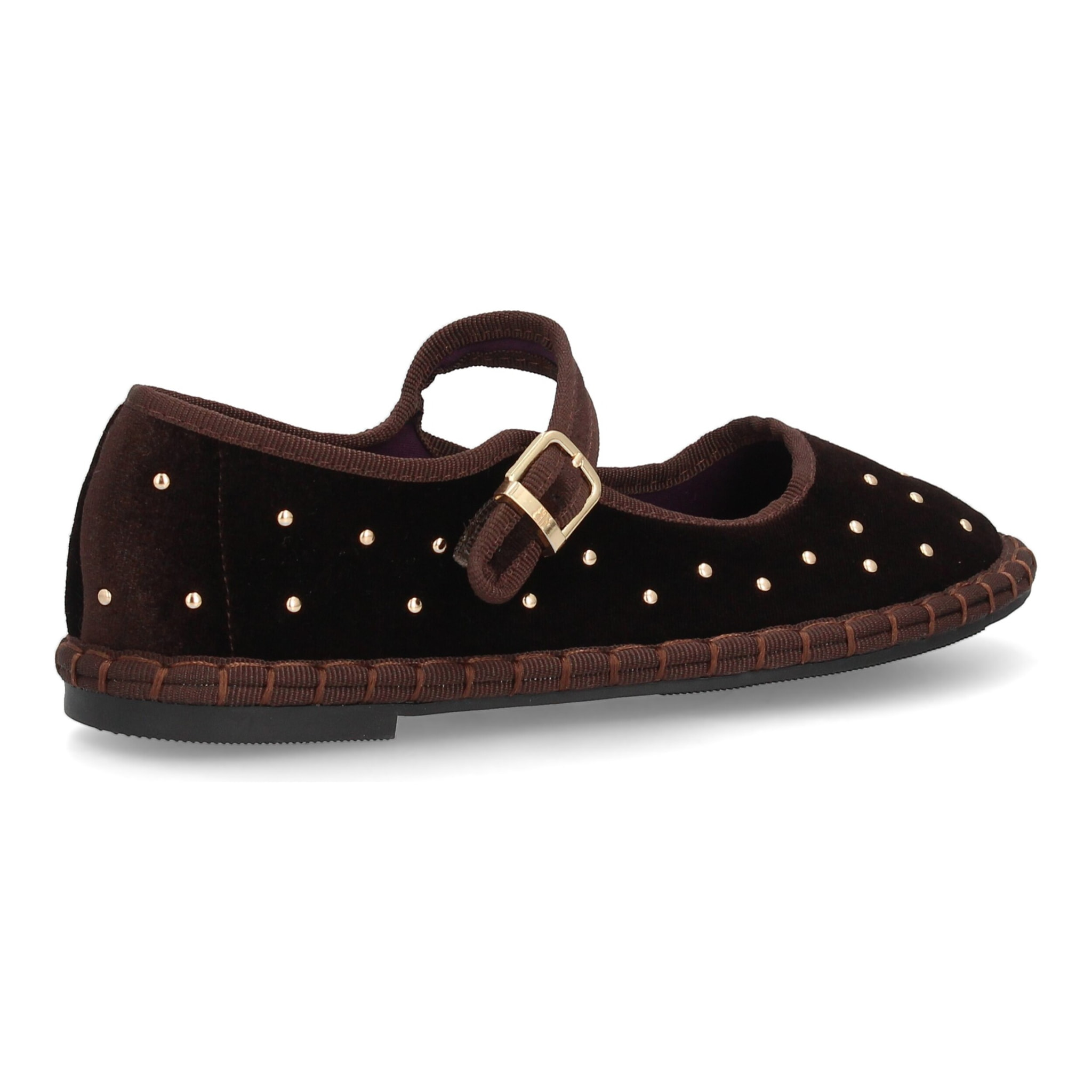 Merceditas planas con tachuelas metálicas.