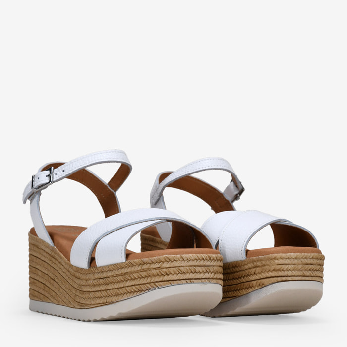 Sandalias de piel blancas con cuña y plataforma de esparto