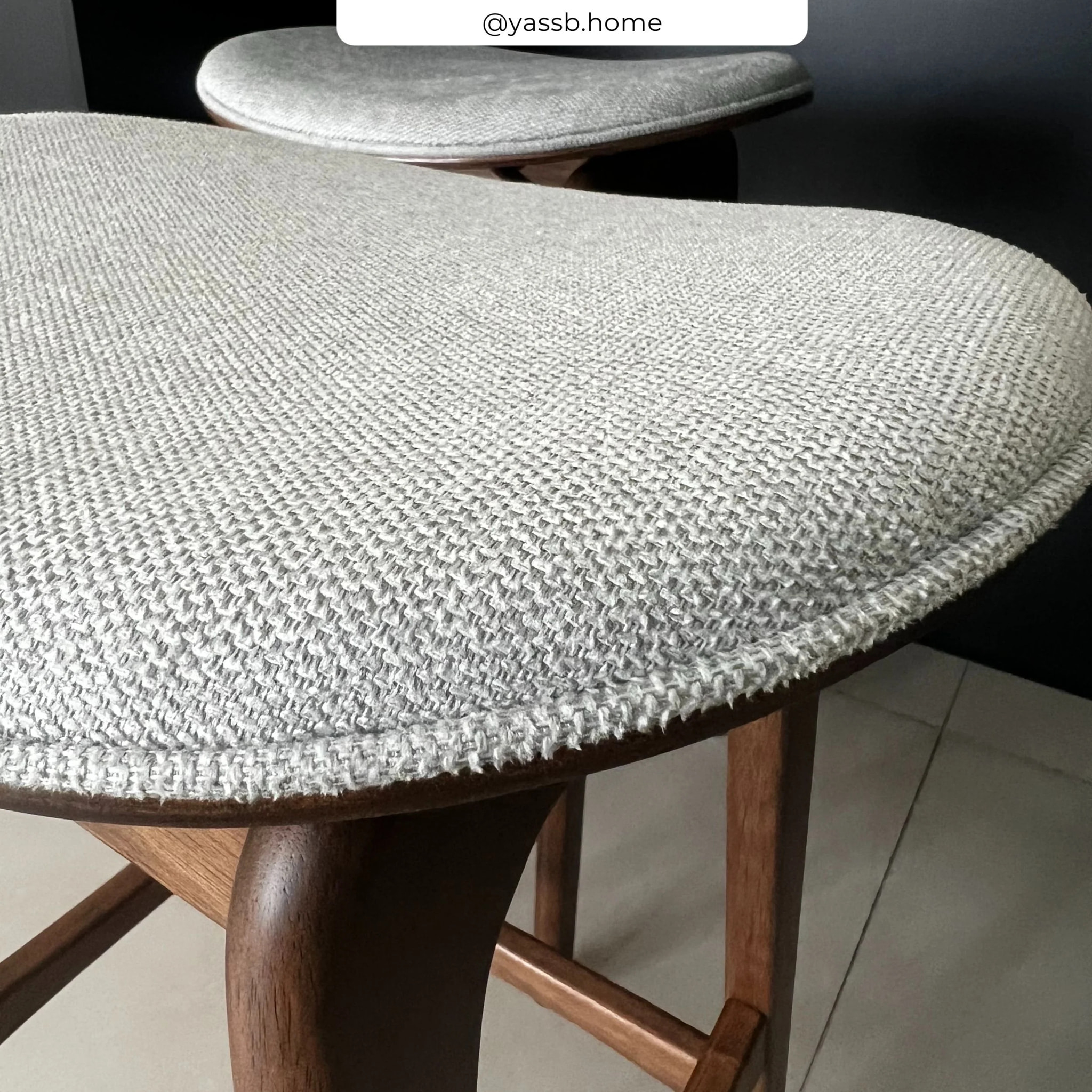 Lot de 2 tabourets pour îlot central 65,5 cm en bois et tissu gris - Jude