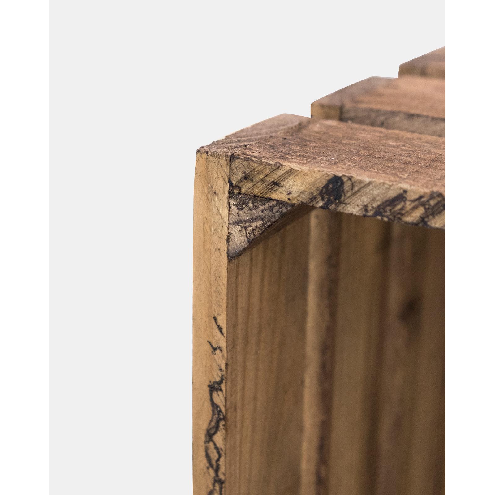 Caja elaborada con madera de pino gallego. Alto: 55 Largo: 29.5 Ancho: 25.5